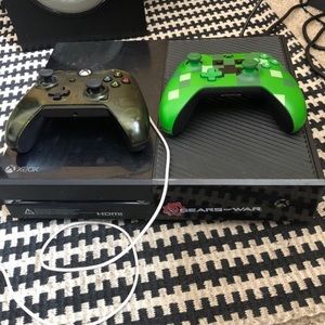 Xbox One 500 GB with 2 controllers (NO HDMI Cable)